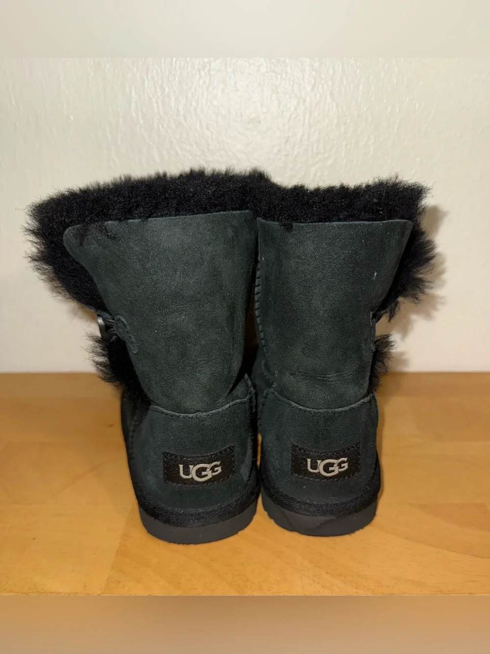 UGG Kids Bailey Button II Boots Black Sheepskin Size 12 1017400T No Insoles